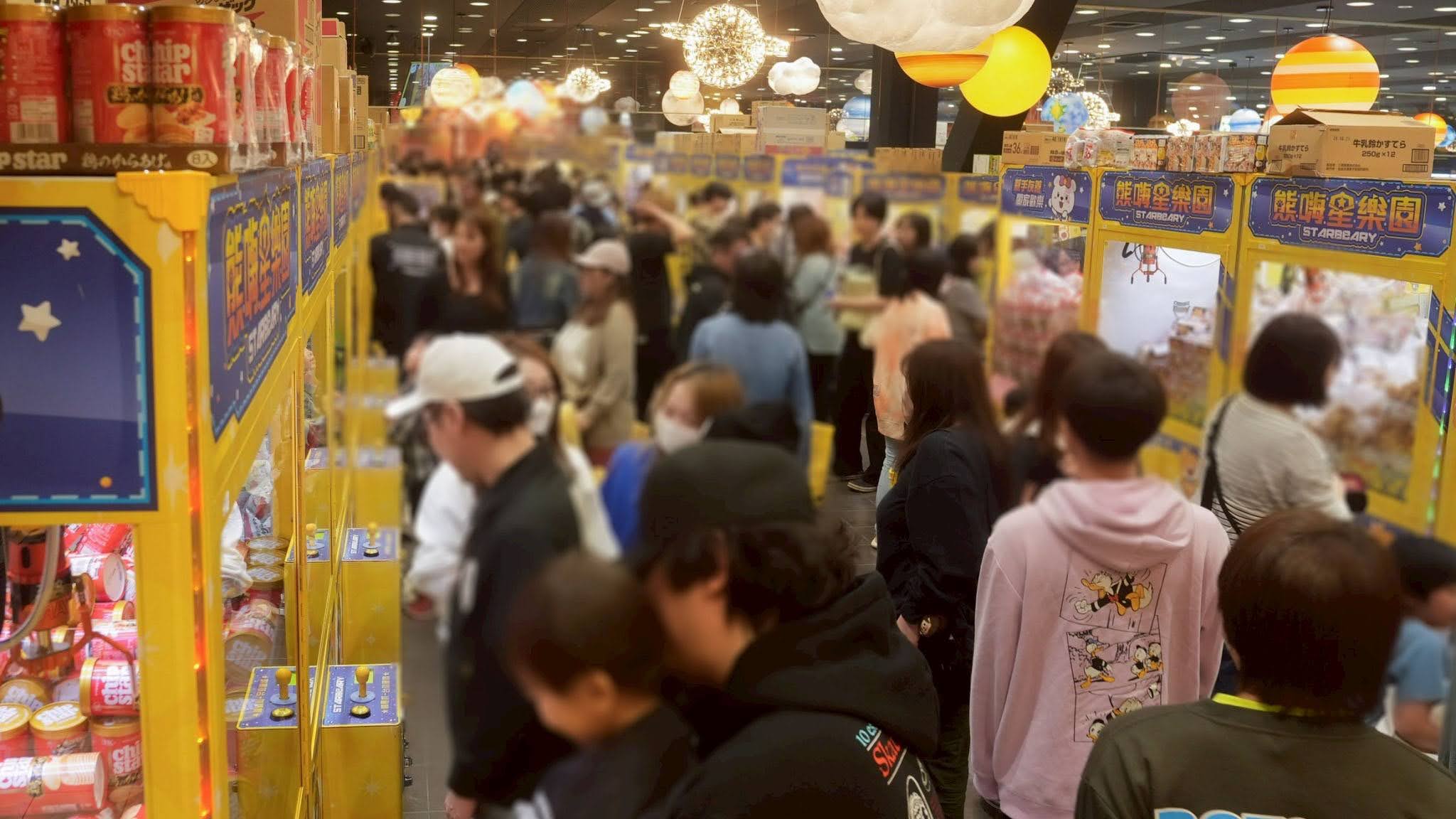 初心者でも取れやすい！お祭りのような熱気のクレーンゲーム店内